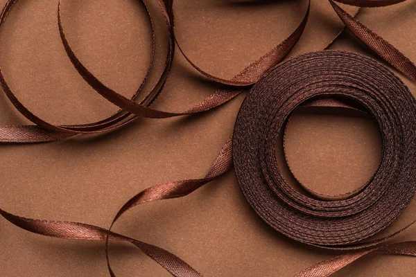 Skein Dari Pita Pada Latar Belakang Coklat — Stok Foto