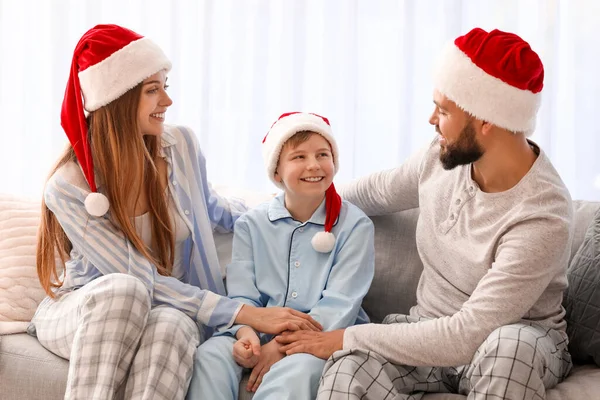 Glückliche Eltern Mit Ihrem Kleinen Sohn Nikolausmützen Sitzen Heiligabend Hause — Stockfoto
