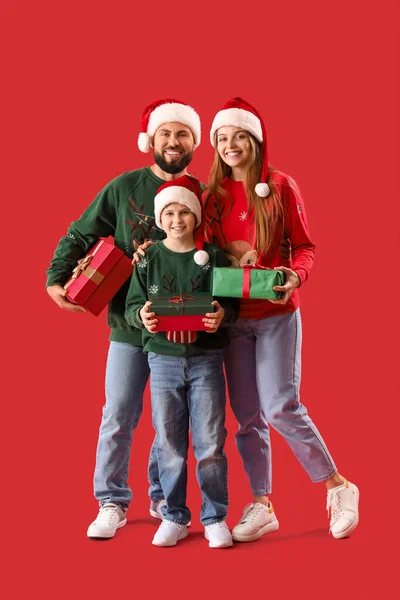 Joyeux Parents Avec Leur Petit Fils Dans Des Chapeaux Noël — Photo
