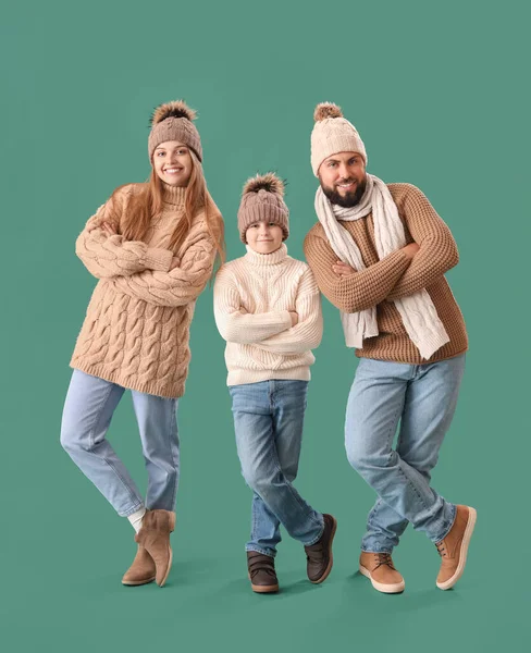 Glückliche Eltern Mit Ihrem Kleinen Sohn Warmer Kleidung Auf Grünem — Stockfoto