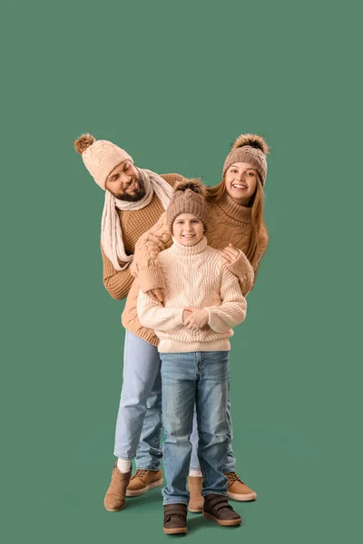 Lyckliga Föräldrar Med Sin Lilla Son Varma Kläder Grön Bakgrund — Stockfoto