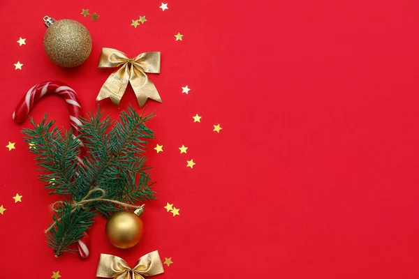 Összetétel Fenyőággal Karácsonyi Dekorációval Cukornáddal Konfettivel Vörös Alapon — Stock Fotó