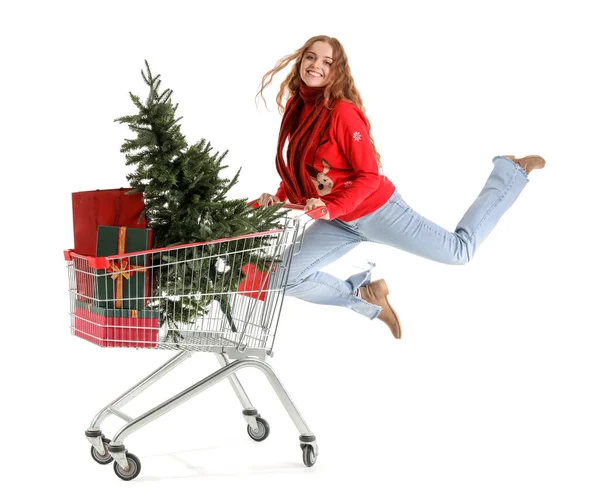Jonge Vrouw Met Winkelwagentje Kerstboom Cadeautjes Springend Witte Achtergrond — Stockfoto