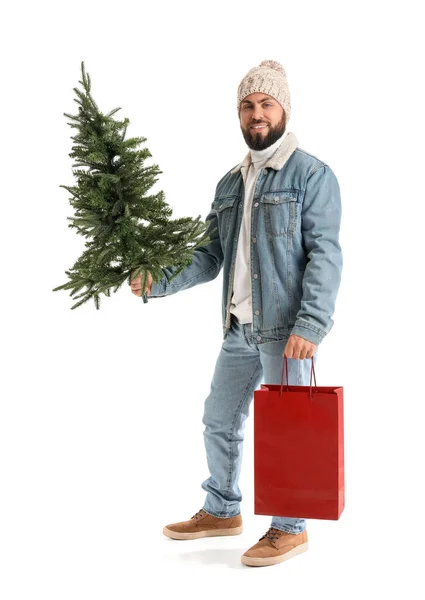 Schöner Mann Mit Weihnachtsbaum Und Einkaufstasche Auf Weißem Hintergrund — Stockfoto