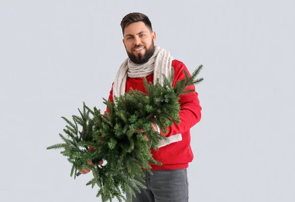 Όμορφος Άντρας Χριστουγεννιάτικο Δέντρο Γκρι Φόντο — Φωτογραφία Αρχείου