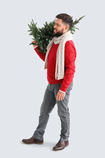 Schöner Mann Mit Weihnachtsbaum Auf Grauem Hintergrund — Stockfoto