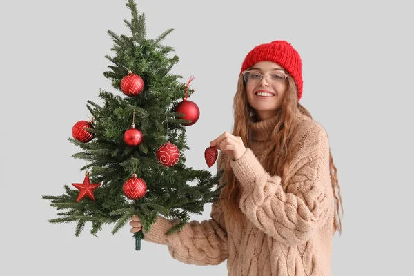 Νεαρή Γυναίκα Χριστουγεννιάτικο Δέντρο Και Διακόσμηση Γκρι Φόντο — Φωτογραφία Αρχείου