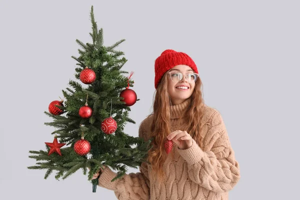 Νεαρή Γυναίκα Χριστουγεννιάτικο Δέντρο Και Διακόσμηση Γκρι Φόντο — Φωτογραφία Αρχείου