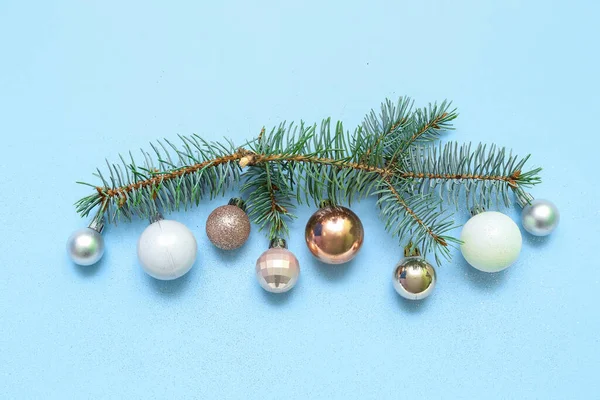 Složení Jedlovými Větvemi Krásné Vánoční Koule Barevném Pozadí — Stock fotografie