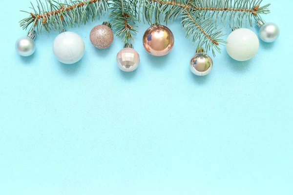 Složení Jedlovými Větvemi Krásné Vánoční Koule Barevném Pozadí — Stock fotografie