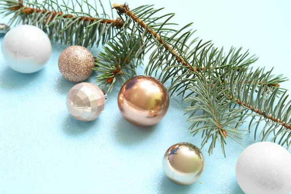 Összetétel Fenyő Ágak Gyönyörű Karácsonyi Labdák Színes Háttér Closeup — Stock Fotó