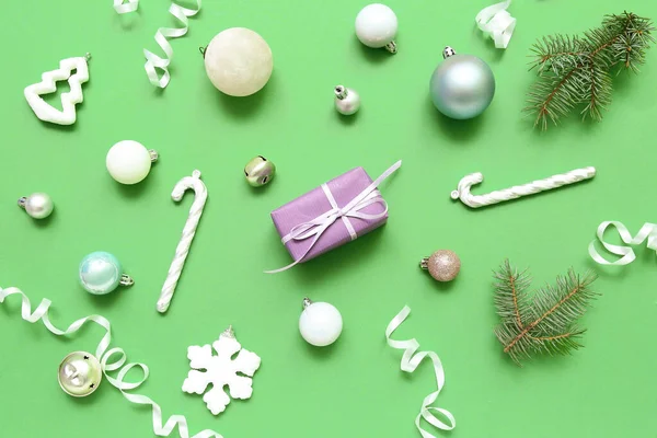 クリスマスプレゼントと色の背景に美しい装飾と組成 — ストック写真