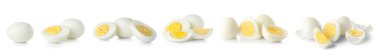 Beyazlar üzerinde izole edilmiş sağlıklı haşlanmış yumurtalar.