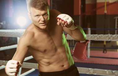 Spor salonunda güçlü boksör eğitimi.