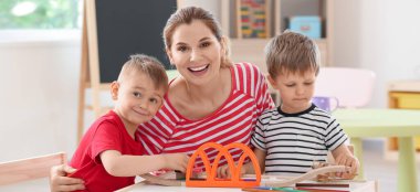 Evde oynayan sevimli çocukları olan bir dadı.