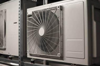 Yeraltı otoparkında klimalı raf ünitesi.
