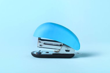 Arkaplanda mavi ofis zımbası