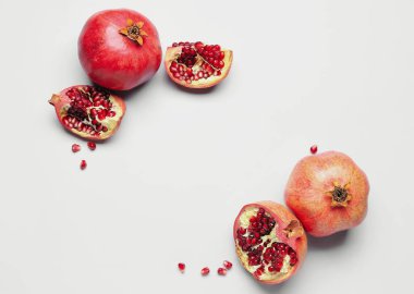 Beyaz zemin üzerinde taze nar içeren kompozisyon