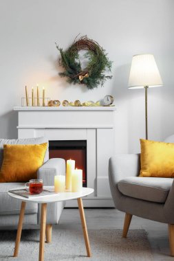Modern oturma odasının içinde Noel çelengi var.