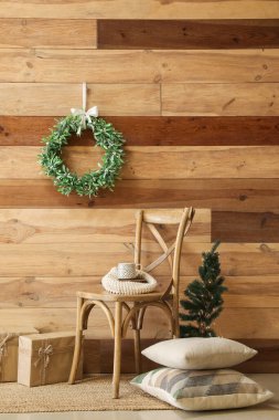 Noel ökse otu çelengi olan modern odanın şık bir iç mekanı.