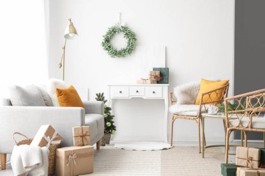 Aydınlık oturma odasının şık ve Noel ökse otu çelenkli hali.