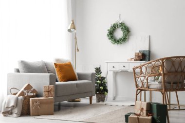 Aydınlık oturma odasının şık ve Noel ökse otu çelenkli hali.