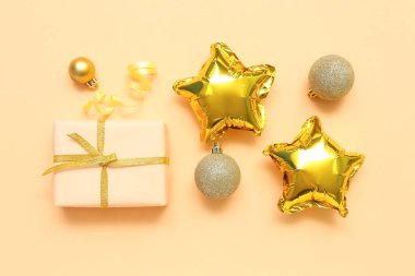 Noel hediyeli kompozisyon, renkli balonlar ve toplar