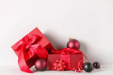 Noel hediyeleri ve balolar arka planda