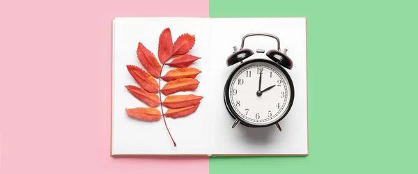 Relógio Despertador Caderno Folhas Outono Fundo Cor Vista Superior — Fotografia de Stock