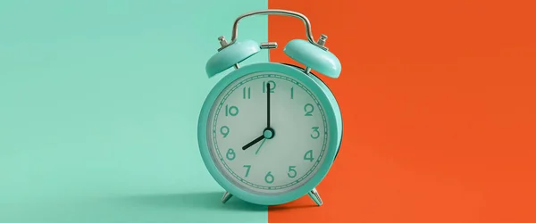 Renk Arkaplanındaki Klasik Alarm Saati — Stok fotoğraf