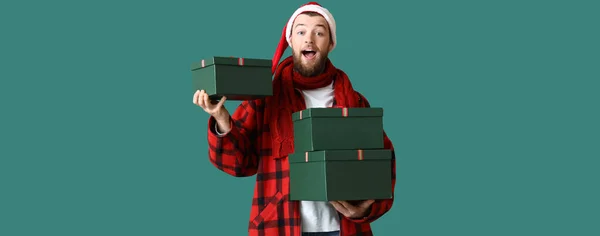Happy Man Met Kerstcadeaus Groene Achtergrond — Stockfoto