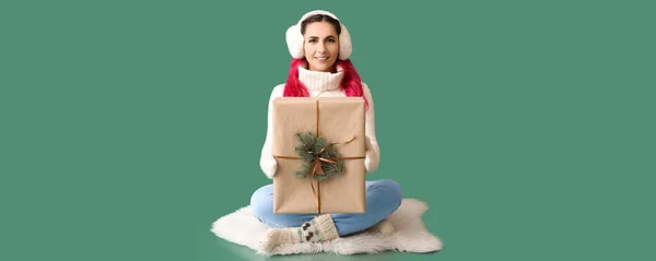 Schöne Frau Mit Vielen Weihnachtsgeschenkschachteln Auf Grünem Hintergrund — Stockfoto