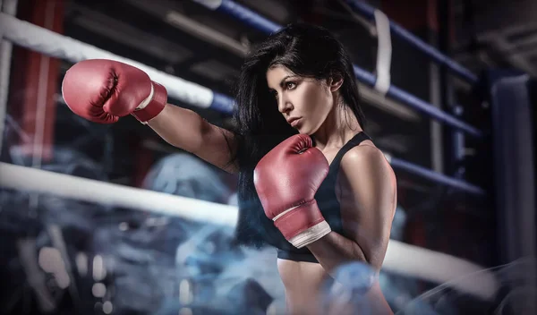 Treinamento Boxeador Feminino Esportivo Ginásio — Fotografia de Stock
