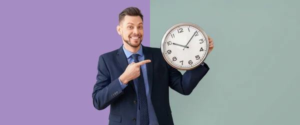 Empresário Com Relógio Sobre Fundo Cor Conceito Gestão Tempo — Fotografia de Stock