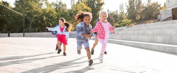 Group Children Running Outdoors Summer Day — Stock Photo, Image
