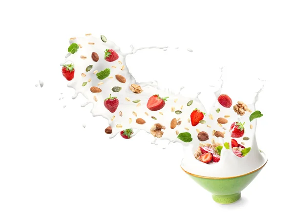 Μπολ Γάλα Που Πιτσιλάει Γλυκό Πλιγούρι Βρώμης Φράουλες Που Πέφτουν — Φωτογραφία Αρχείου