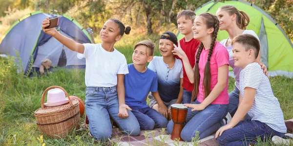 Kindergruppe Macht Selfie Sommerlager — Stockfoto