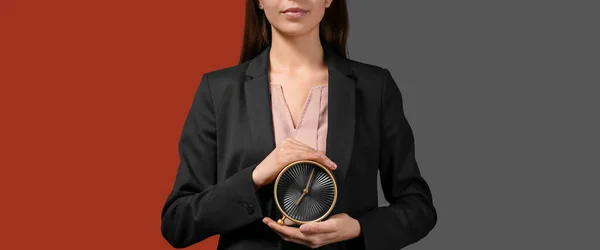 Geschäftsfrau Hält Wecker Auf Farbigem Hintergrund Zeitmanagement Konzept — Stockfoto