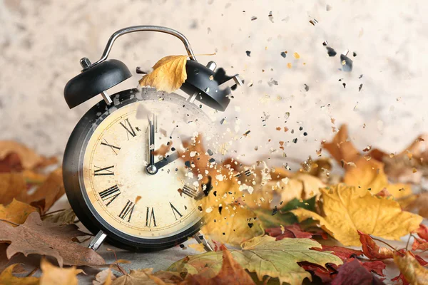 Zerbröselnder Wecker Mit Herbstblättern Auf Grunge Hintergrund — Stockfoto