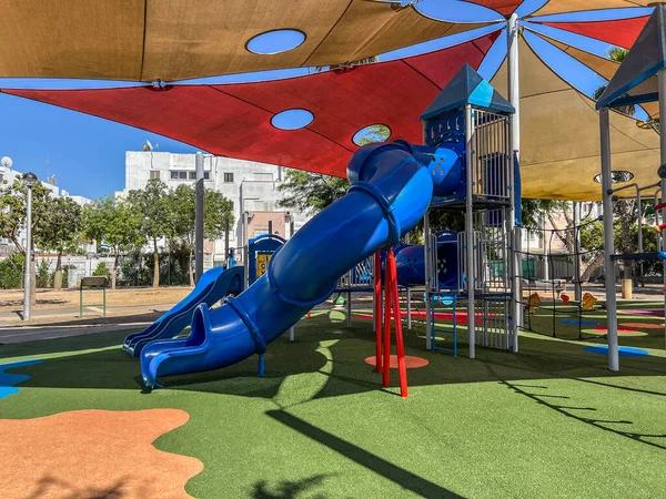 青いスライドで子供の遊び場の眺め — ストック写真