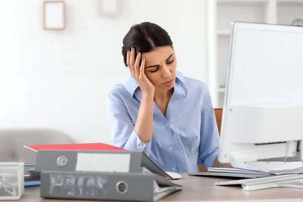 Mujer Negocios Joven Estresada Sentada Mesa Oficina —  Fotos de Stock