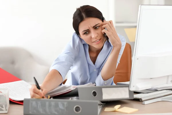 Jovem Empresária Estressada Conversando Por Telefone Celular Mesa Escritório — Fotografia de Stock