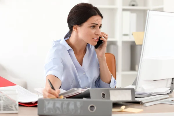 Gestresste Junge Geschäftsfrau Telefoniert Tisch Büro — Stockfoto