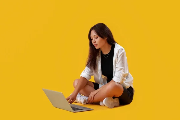 Giovane Donna Asiatica Utilizzando Laptop Sfondo Giallo — Foto Stock