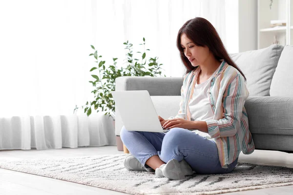 Jovem Mulher Asiática Usando Laptop Chão Casa — Fotografia de Stock