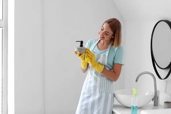 Young Housewife Wiping Soap Bottle Bathroom — Stock Photo, Image