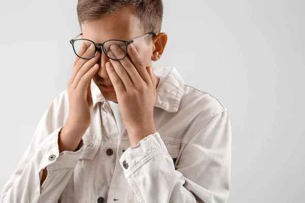 Stressad Ung Man Med Glasögon Ljus Bakgrund — Stockfoto