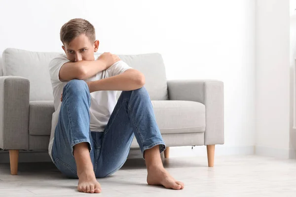 自宅で床に座っている若い男をストレス — ストック写真
