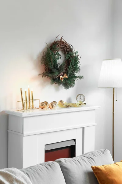 Krásné Vánoční Věnec Visí Světlé Zdi Blízkosti Krbu — Stock fotografie