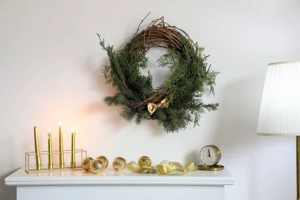 Beautiful Christmas Wreath Hanging Light Wall Fireplace — Stock Photo, Image